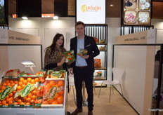 Pilarín y Fabien, en el stand de Barber Caballero, empresa valenciana productora y comercializadora de cítricos y kakis.
